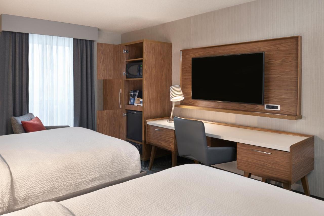 Four Points By Sheraton Toronto Airport East Room photo