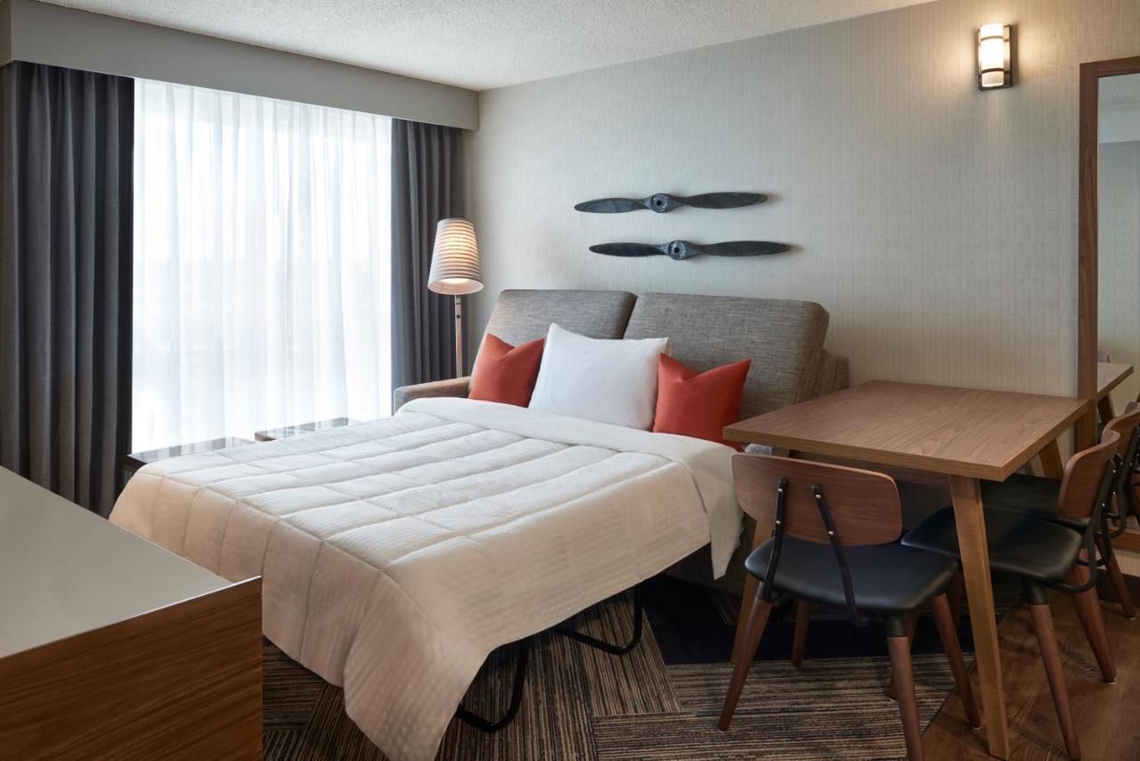 Four Points By Sheraton Toronto Airport East Exterior photo